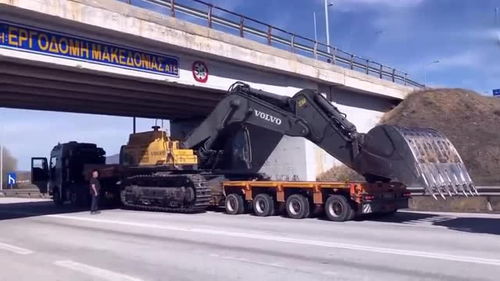 半挂车运输挖掘机遇限高桥，老司机巧妙应对显功力